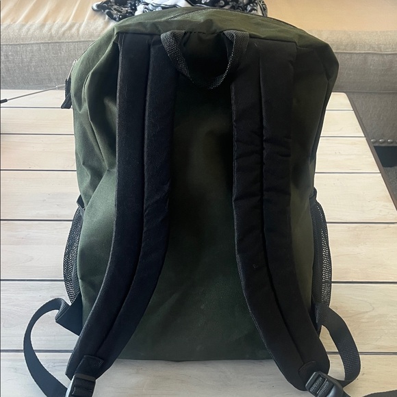 Summit Ridge Green Backpack with Mesh side pockets - Picture 4 of 6